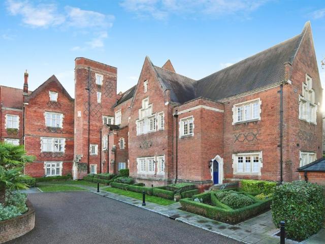 Flat for sale in Clements Park, Navestock Side