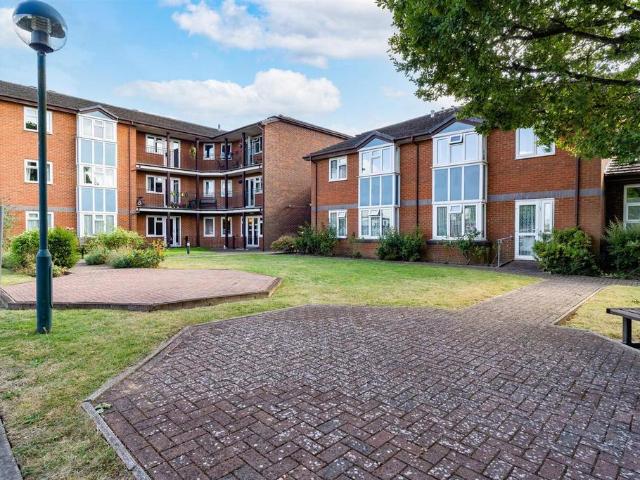 Flat for sale in Elstree and Borehamwood, Borehamwood