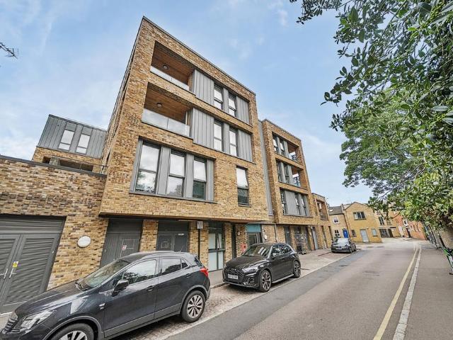 Flat for sale in Greenwich Town Centre, Greater London