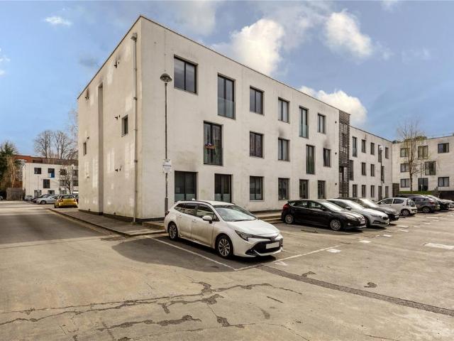 Flat for sale in Hillview, Surrey