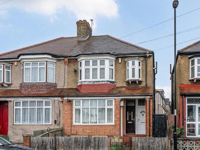 Flat for sale in Bell Green, Greater London