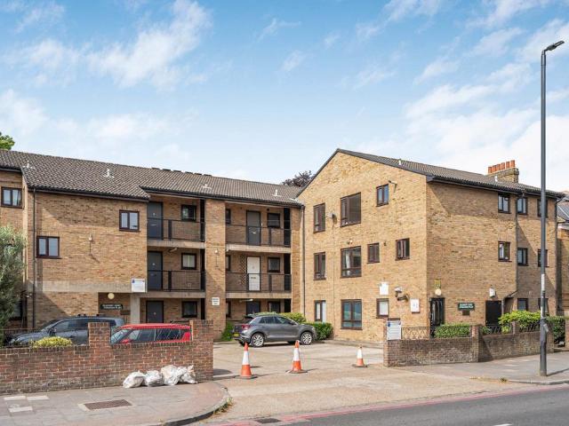 Flat for sale in Streatham Hill, Greater London