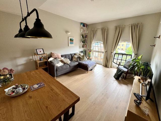 Flat for sale in Old Ford, Bow