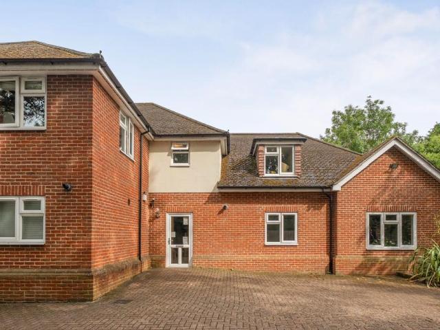 Flat for sale in Worcester Park, Greater London