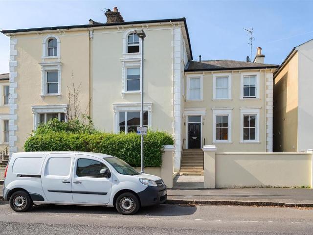 Flat for sale in Surbiton, Greater London