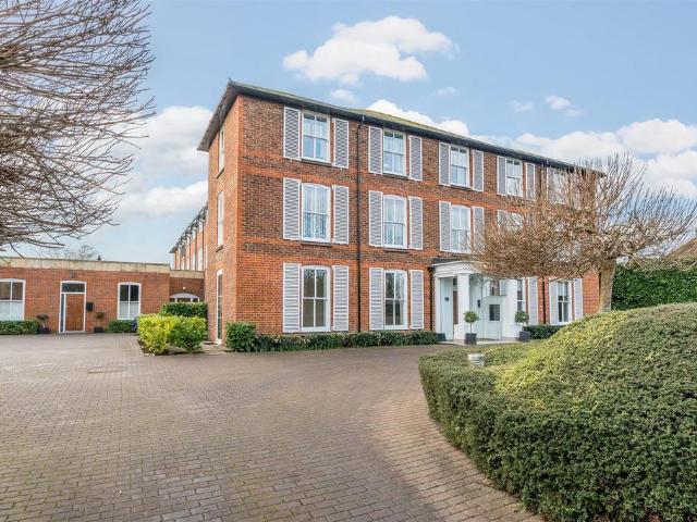 Flat for sale in Westborough, Surrey