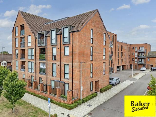 Flat for sale in Fairlop, Greater London