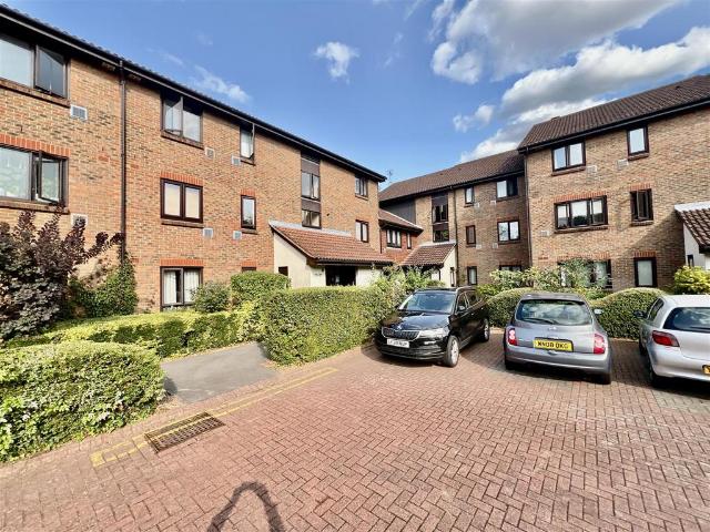 Flat for sale in London Borough of Hounslow, Spring Grove