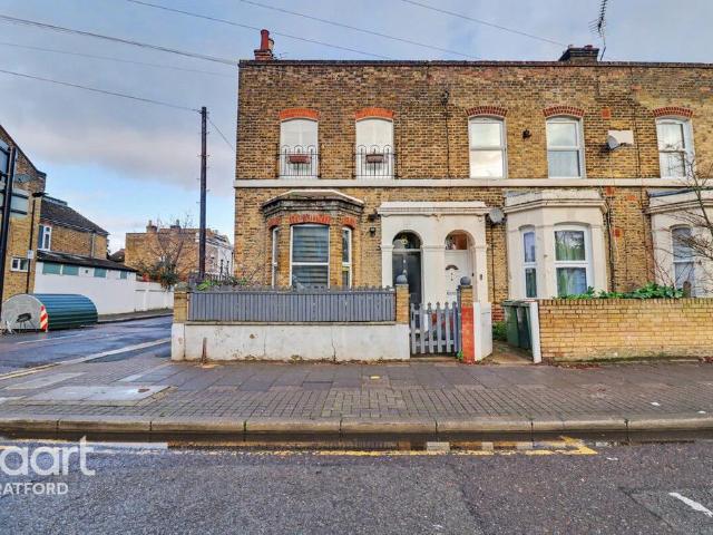 Flat for sale in Maryland, Greater London