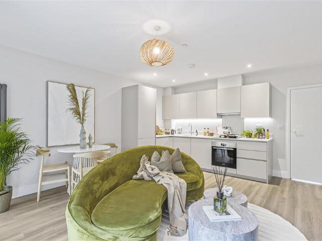 Flat for sale in St Albans, Five Acres