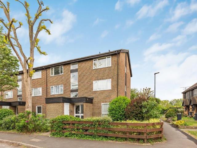 Flat for sale in London Borough of Hounslow, Feltham