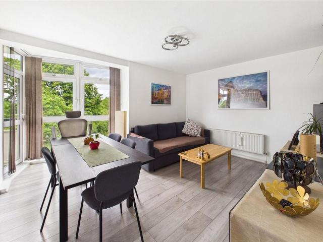 Flat for sale in Furzedown, Greater London