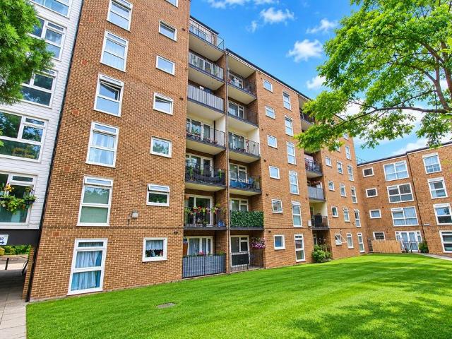 Flat for sale in Carshalton Beeches, Greater London