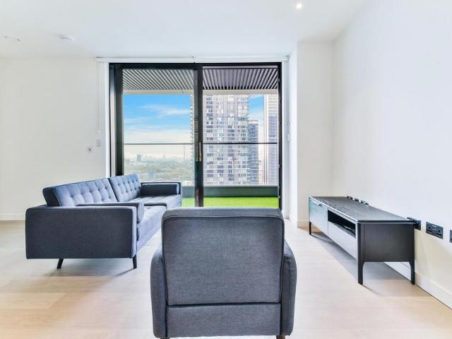 Flat for sale in Isle Of Dogs, Greater London