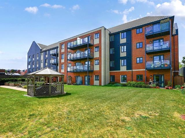Flat for sale in Hart, Hampshire