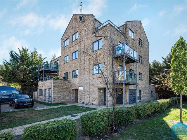 Flat for sale in Oakleigh Park, Greater London