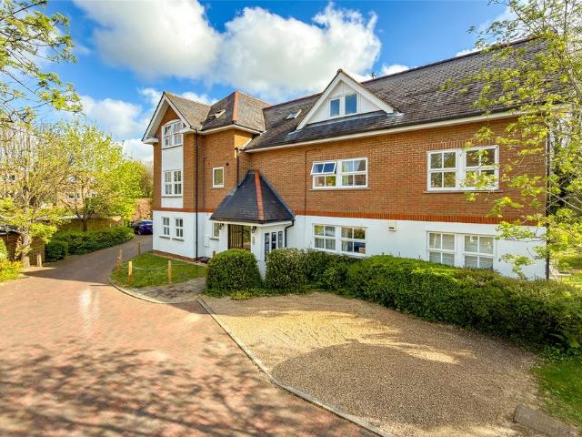 Flat for sale in Hatching Green, Five Acres