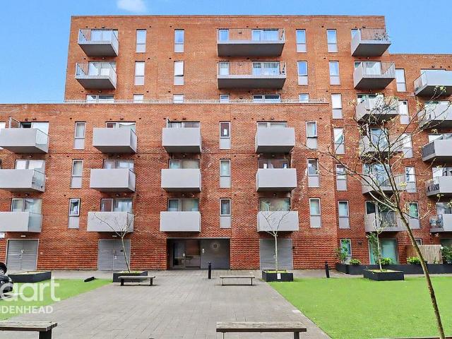 Flat for sale in Slough