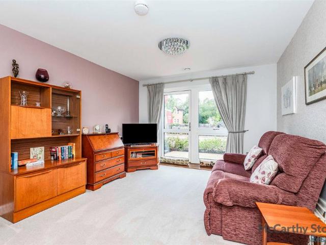 Flat for sale in Heol-las, Surrey