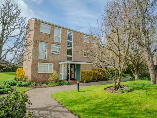 Flat for sale in Hampton Wick, Greater London