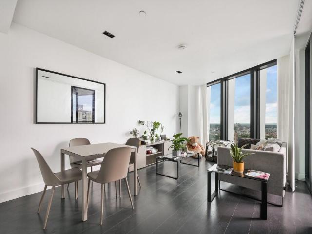 Flat for sale in Isle Of Dogs, Greater London