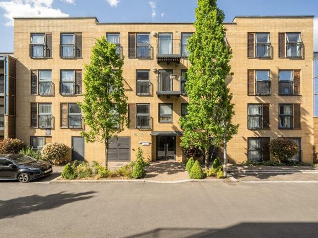 Flat for sale in Little Stanmore, Greater London