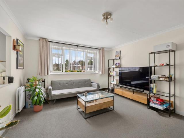 Flat for sale in London Borough of Merton, Raynes Park