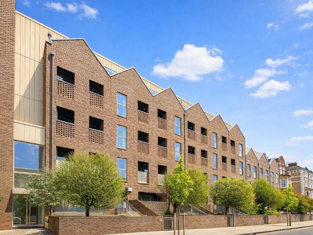 Flat for sale in Stockwell, Greater London