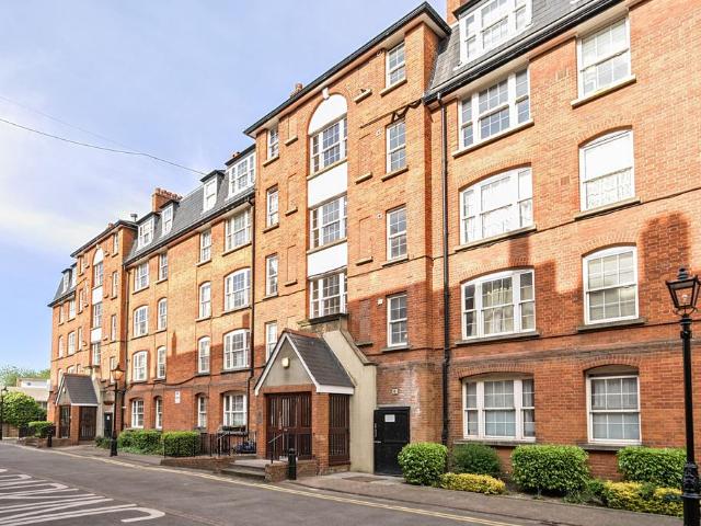 Flat for sale in Camberwell, Greater London