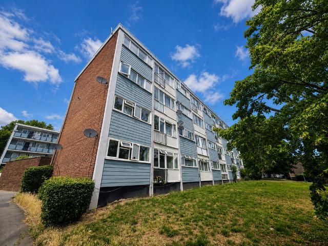 Flat for sale in Lee Chapel, Essex