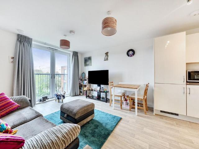 Flat for sale in Heol-las, Surrey