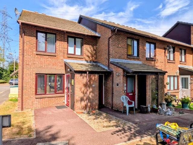 Flat for sale in Dunstable, Bedfordshire
