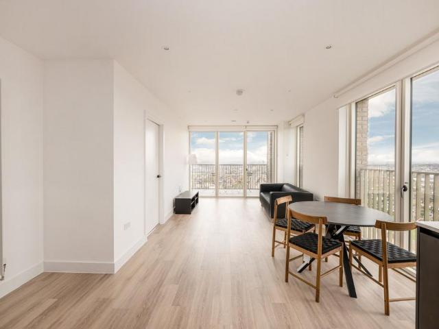 Flat for sale in London Borough of Ealing, Park Royal