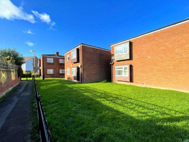 Flat for sale in Aston Clinton, Buckinghamshire