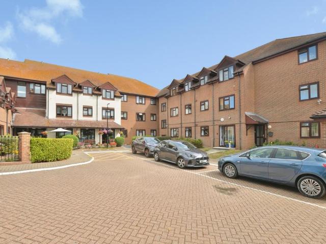 Flat for sale in Folkestone, Kent