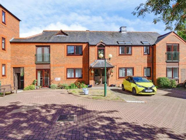 Flat for sale in Kings Langley, Dacorum