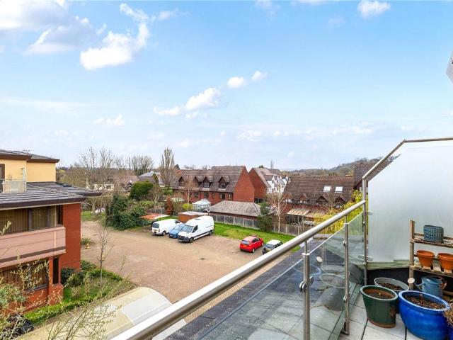 Flat for sale in Catteshall, Fole