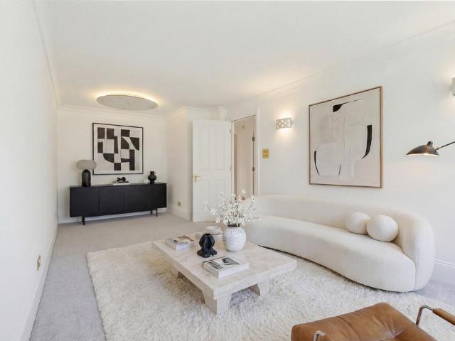 Flat for sale in Chelsea, Greater London
