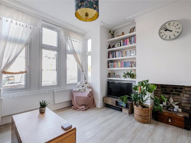 Flat for sale in Streatham, Greater London
