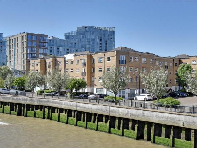 Flat for sale in Greenwich Town Centre, Greater London