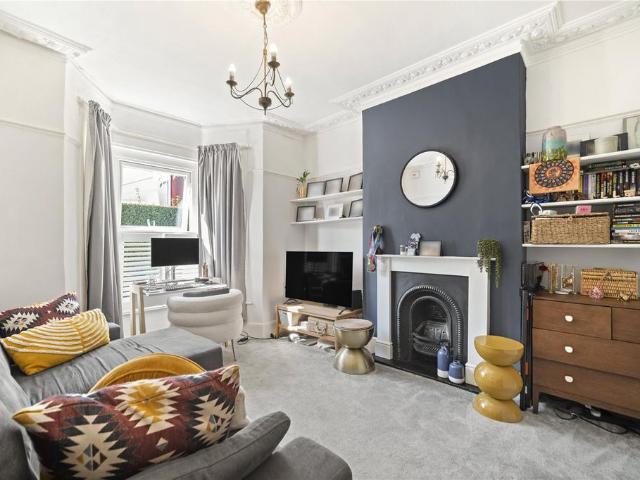 Flat for sale in Upper Tooting, Greater London