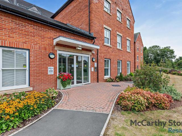 Flat for sale in Market Drayton, Shropshire