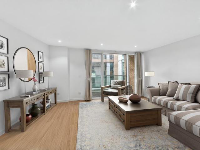 Flat for sale in Stamford Hill, Greater London