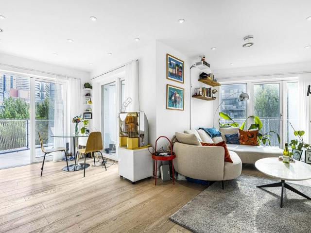 Flat for sale in Hoxton, Greater London