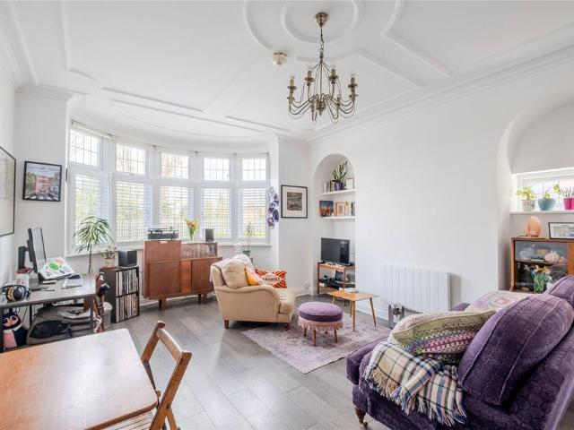 Flat for sale in Streatham, Greater London