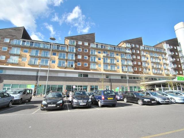 Flat for sale in London Borough of Hounslow, Feltham