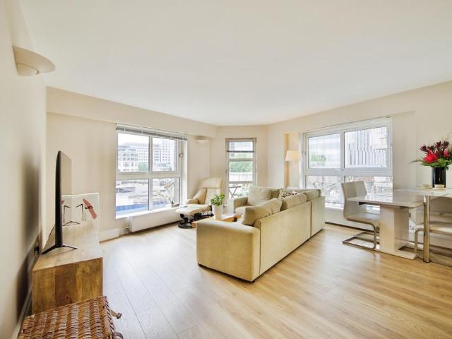 Flat for sale in Canary Wharf, Greater London