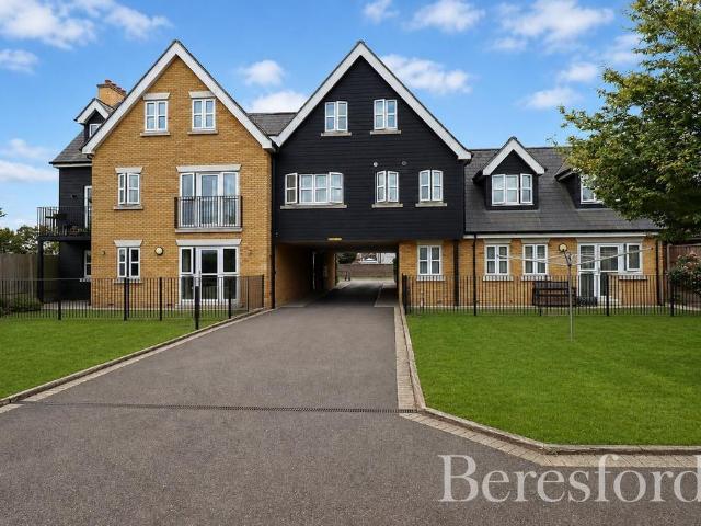 Flat for sale in Navestock Side, Essex