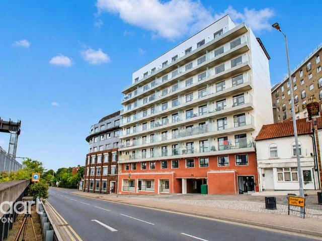 Flat for sale in Spring Park, Luton