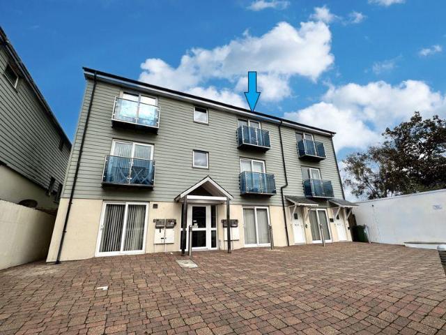Flat for sale in Penbeagle, Cornwall